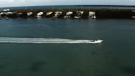 Luftbildvideo-Eines-Kleinen-Bootes,-Das-Aus-Verschiedenen-Winkeln-An-Der-Küste-Von-Key-Largo-Entlangfährt
