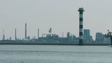 Mit-Gas-Oder-Öl-Beladener-Tanker-Verlässt-Den-Hafen-In-Rotterdam,-Niederlande