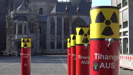 Palancas-Para-El-Apagado-Simbólico-De-La-Central-Nuclear-De-Tihange-En-Bélgica,-Ubicada-En-La-Plaza-Aachen-Katschhof