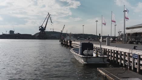 Blick-über-Ein-Schwedisches-Boot,-Das-Am-Hafen-In-Göta-Alv-In-Göteborg,-Schweden,-Angedockt-Liegt
