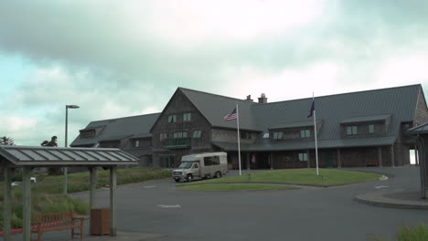 Van-driving-up-in-front-of-Bandon-Dunes-Lodge-to-pick-up-golfers