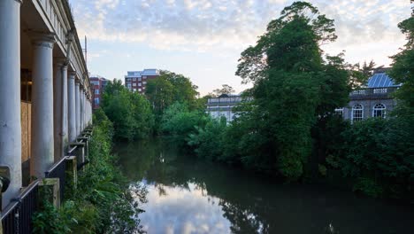 Royal-Leamington-Spa-timelapse-showing-the-river-Leam,-pump-rooms-and-other-buildings-during-a-summer-evening