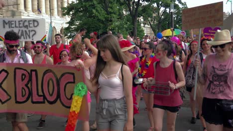 Gente-Colorida-Preparándose-Para-Marchar-En-El-Orgullo-De-Budapest,-Blog-Rosa-Comenzando