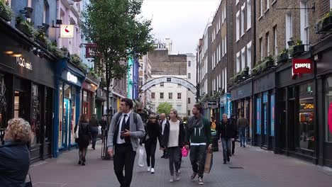 Carnaby-street,-famous-shopping-street-with-people