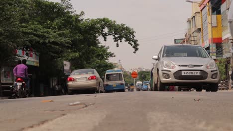 Niedrigwinkelansicht-Des-Leichten-Stadtverkehrs-Bengaluru,-Indien