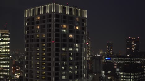 Riesiger-Turm-Der-Skyline-Von-Tokio-Bei-Nacht-Im-Modernen-Viertel,-Japan