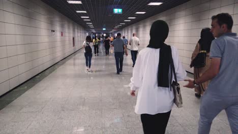 Personas-No-Identificadas-Caminan-En-El-Metro-Marmaray-Hasta-La-Estación-Sirkeci-En-Estambul,-Turquía