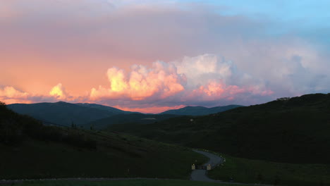 Eine-Breite-Aufnahme-Eines-Wunderschönen,-Farbenfrohen-Sonnenuntergangs-In-Den-Bergen-Von-Utah,-In-Der-Nähe-Von-Wanship-Und-Park-City