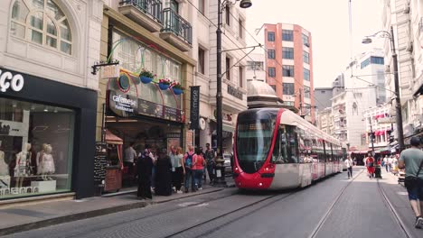 Unbekannte-Gehen-Und-Erkunden-Den-Bezirk-Sirkeci-In-Istanbul,-Türkei