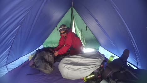 Montaje-De-Carpas-Por-Montañeros-Del-Himalaya-Para-Su-Estadía-En-Los-Picos-Nevados-Del-Alto-Himalaya