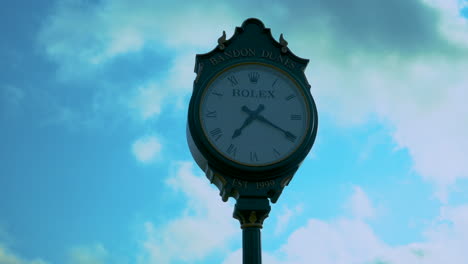 Große-Rolex-Uhr-Im-Bandon-Dunes-Golf-Resort,-Abend,-Schöne-Wolkenbewegung,-Heranzoomen