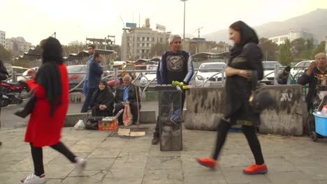 Straßenkünstler-In-Teheran-Wartet-Auf-Ein-Publikum-Vor-Dem-Tadschrisch-Basar,-Iran