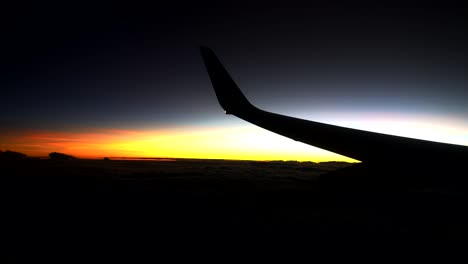 Schöne-Aussicht-Auf-Den-Sonnenaufgang-Am-Morgen-Aus-Den-Flugzeugfenstern