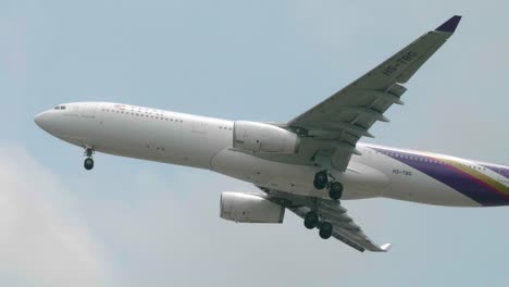 Thai-Airways-Airbus-A330-343-Hs-tbg-Acercándose-Antes-De-Aterrizar-En-El-Aeropuerto-De-Suvarnabhumi-En-Bangkok-En-Tailandia