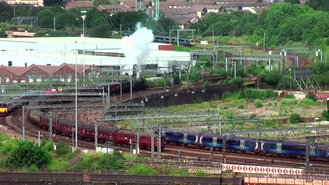 Toma-Estática-Del-Tren-De-Vapor-Flying-Scotsman-60103-Que-Sale-Del-Centro-De-La-Ciudad-De-Leeds-En-Un-Día-De-Verano-Acelerado