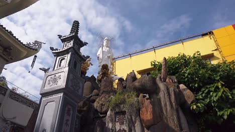 Vorderseite-Des-Buddhistischen-Tempels-In-Einem-Vorort-Von-Binh-Thanh,-Einem-Kosmopolitischen-Vorort-Von-Ho-Chi-Minh-Stadt-Mit-Modernisierung-Und-Dem-Traditionellen-Alten-Saigon-Nebeneinander