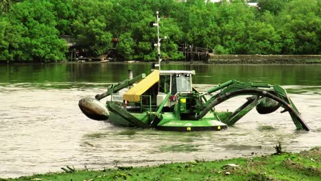 Bagger-Führen-Reinigungs--Und-Wartungsarbeiten-Am-Fluss-Iloilo,-Western-Visayas,-Philippinen,-Durch