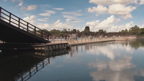 Timelapse-De-Personas-Cruzando-El-Foso-A-Angkor-Wat