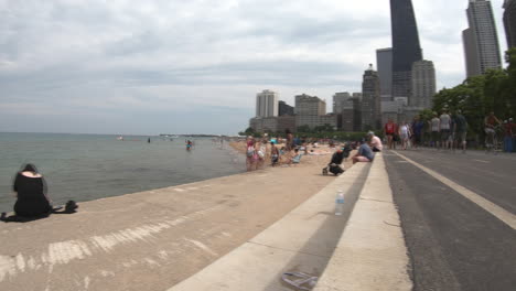 Lapso-De-Tiempo,-Chicago,-Estados-Unidos,-Vista-De-La-Playa-Urbana,-Orilla-Del-Lago,-Centro-De-Chicago,-Cerca-Del-Muelle-Navi,-Turistas-Y-Personas-Nadando-Durante-El-Verano,-Edificios-Y-Rascacielos