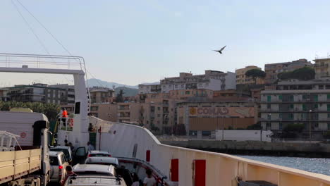 Vista-Desde-El-Ferry-Que-Llega-Al-Puerto-De-Sicilia,-Italia