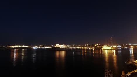 Video-Timelapse-De-Malta,-Valletta,-Mirando-Las-Tres-Ciudades-Por-La-Noche