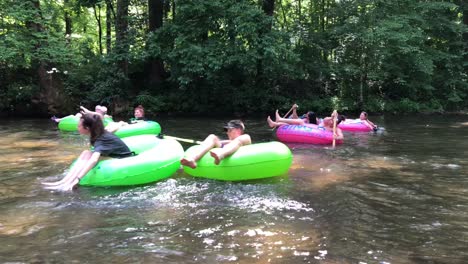 Familien-Tubing-Auf-Dem-Chattahoochee-River-In-Helen,-Georgia,-Eingebettet-In-Den-Blue-Ridge-Mountain,-Ist-Eine-Kleine-Stadt-Mit-Einer-Bayerischen-Dorfkulisse,-Die-An-Deutschland-Erinnert