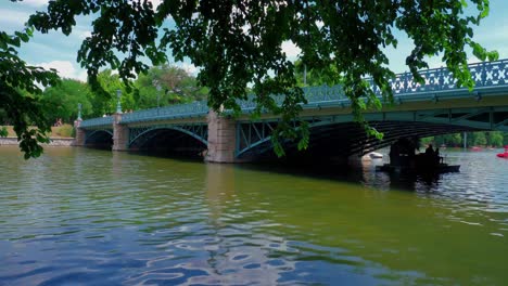 Városligeti-Lake-City-park,-paddling-boats-under-the-bridge-full-shot