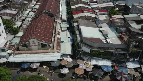 Eine-Luftaufnahme-Eines-Krans-Zeigt-Das-Dach-Und-Die-Umgebung-Des-Thi-Nghe-Marktes-Im-Bezirk-Binh-Thanh-In-Ho-Chi-Minh-Stadt-Oder-Saigon,-Vietnam