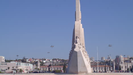 Blick-Auf-Das-Entdeckungsdenkmal-Vom-Fluss-Tejo-In-Lissabon,-Portugal