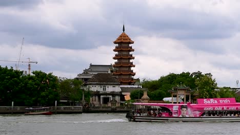 El-Templo-Y-Pagoda-Che-Chin-Khor-En-El-Río-Chaophraya-Es-Famoso-Entre-Los-Devotos-Y-Entre-Los-Dibujantes,-Fotógrafos-Y-Turistas-De-Todo-El-Mundo