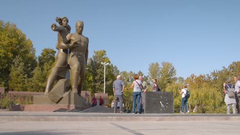 Das-Denkmal-Des-Mutes-In-Taschkent,-Usbekistan,-Das-Dem-Stärksten-Erdbeben-Von-1966-Gewidmet-Ist