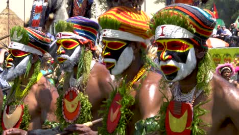 Guerreros-De-Las-Tierras-Altas-Con-Trajes-Tradicionales-Bailan-En-Un-Espectáculo-Cultural