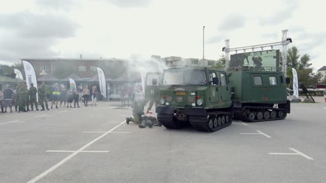 Militärische-Ausbildung,-Grundlegende-Lebenserhaltung,-Hilfe-Bei-Erster-Hilfe-Neben-Rauch-Aus-Militärfahrzeugen,-Live-Veranstaltung