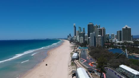 Luftaufnahme-Der-Gold-Coast-600-Supercars-Championships,-Die-Den-Stadtkurs-In-Der-Nähe-Des-Strandes-Und-Der-Hauptstraße-Zeigt