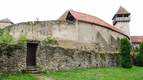 Toma-Panorámica-De-La-Iglesia-Fortificada-De-Calnic,-Rumania