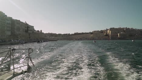 Einlaufen-In-Den-Hafen-Mit-Einer-Fährfahrt-Von-Maltas-Hauptstadt-Valletta