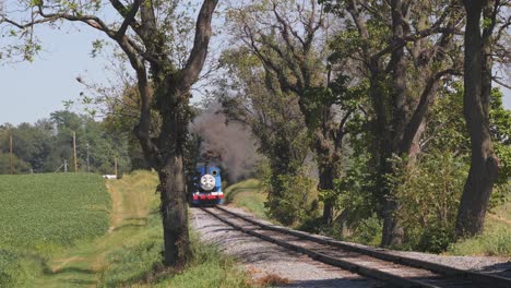 Thomas-El-Motor-Del-Tanque-Resoplando-A-Lo-Largo-De-La-Campiña-Amish-En-Un-Día-Soleado-De-Verano