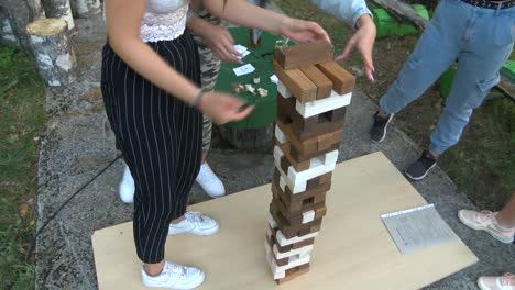 Mädchen-Spielen-Tumble-Tower,-Spielen-Den-Holzklotzturm