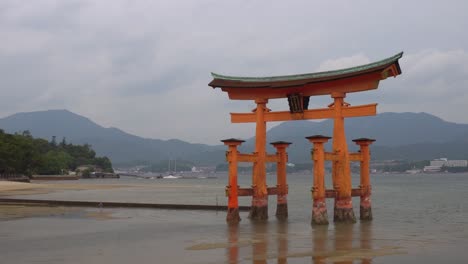 La-Puerta-Flotante-Del-Santuario-Torii-Itsukushima-En-La-Isla-De-Miyajima,-Prefectura-De-Hiroshima