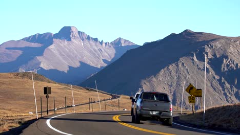 Coches-Que-Viajan-Por-La-Carretera-De-La-Cresta-Del-Sendero-En-El-Parque-Nacional-De-Las-Montañas-Rocosas