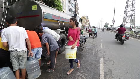 Einheimische-Füllen-Trinkwasser-Während-Der-Wasserkrise-In-Neu-Delhi,-Indien
