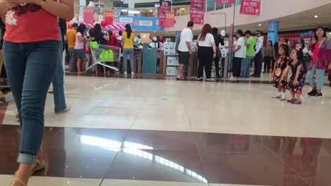 Hyperlapse-Aufnahme-Von-Shopping-Einkäufern,-Schaufensterbummel-Im-Beliebten-Einkaufszentrum-Der-Philippinen
