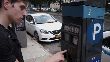 Un-Joven-Caucásico-Desliza-Una-Tarjeta-De-Crédito-Para-Pagar-El-Estacionamiento-En-Una-Calle-De-La-Ciudad