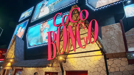 Toma-Panorámica-De-La-Entrada-Principal-De-La-Discoteca-Coco-Bongo,-Cancùn,-México