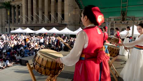 Koreanische-Musiker-Spielen-Traditionelle-Koreanische-Trommeln-Und-Instrumente-Samulnori-Während-Des-Koreanischen-Festivals