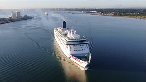 Großes-Kreuzfahrtschiff-Läuft-Bei-Sonnenaufgang-In-Southampton-Ein