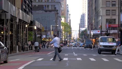 Cruzando-Una-Calle-En-Manhattan-En-Cámara-Lenta-De-180-Fps-En-Broadway,-Manhattan,-Ciudad-De-Nueva-York-Mirando-Al-Norte-En-El-Parque-Zuccotti-En-Una-Tarde-De-Verano