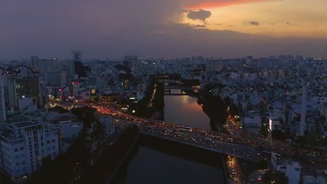 Abendsonnenuntergang-Drohnenaufnahmen-Mit-Blick-Auf-Die-Dien-Bien-Phu-Brücke,-Das-Hoang-Sa-Kanalgebiet-Im-Bezirk-Binh-Thanh,-Saigon-Oder-Ho-Chi-Minh-Stadt,-Vietnam