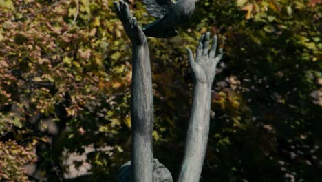 Prag-13.-Oktober-2019---Alegorie-Miru-Statue-In-Prag-An-Einem-Windigen-Tag
