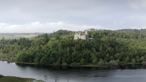 Eine-Luftaufnahme-Von-Carbisdale-Castle-An-Einem-Sonnigen-Morgen-Mit-Bewölktem-Himmel